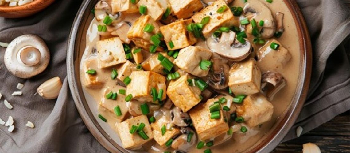 Strogonoff de cogumelos e tofu