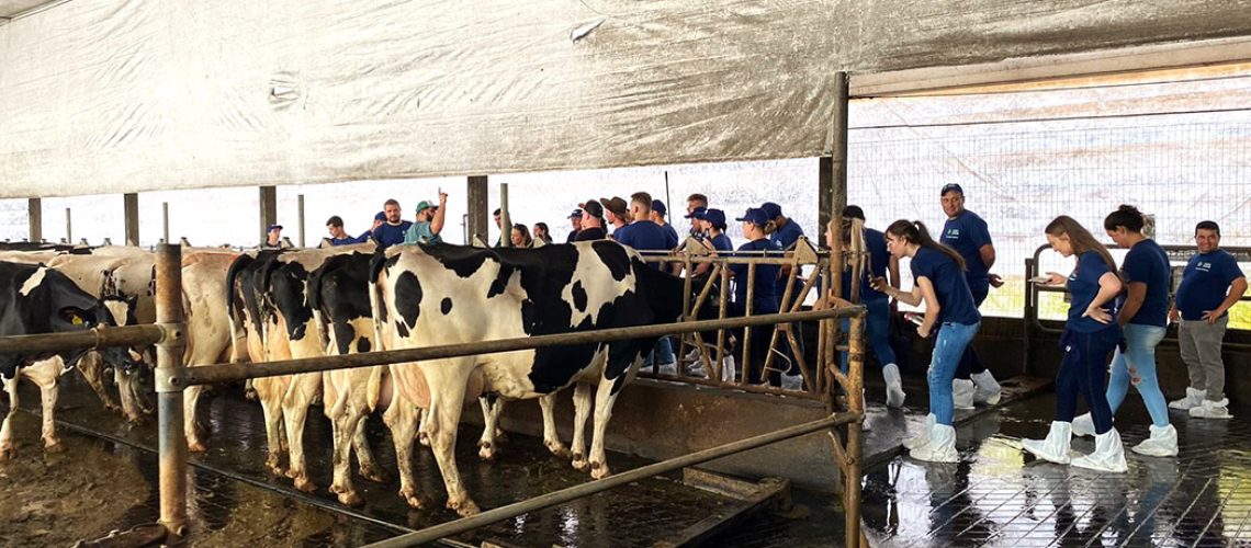 Na oportunidade os alunos conheceram um exemplo de sistema climatizado em produções leiteiras