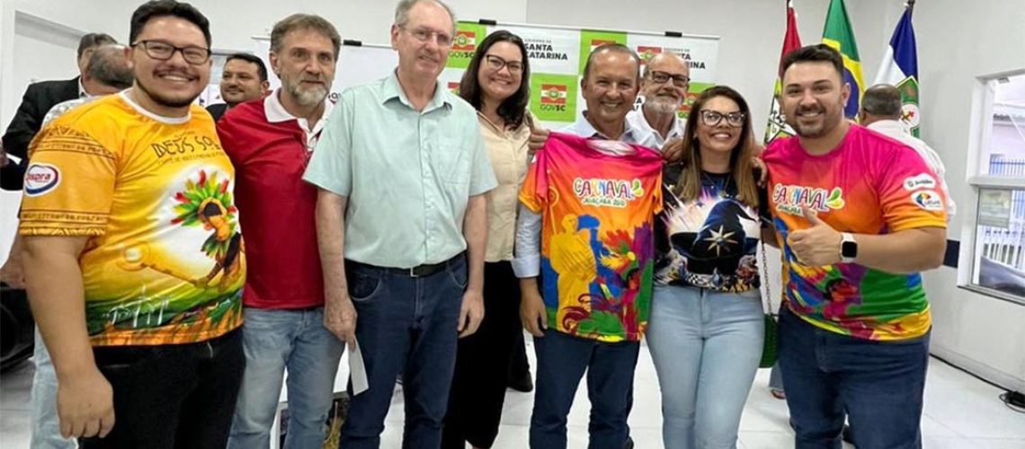 Governador Jorginho Mello recebe camiseta oficial do Carnaval 2025 de Joaçaba