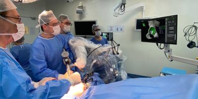 Robô Mako SmartRobotics™ realiza mapeamento digital que guia médico durante procedimento e permite que função dos membros se recupere de maneira natural/ Foto: Divulgação