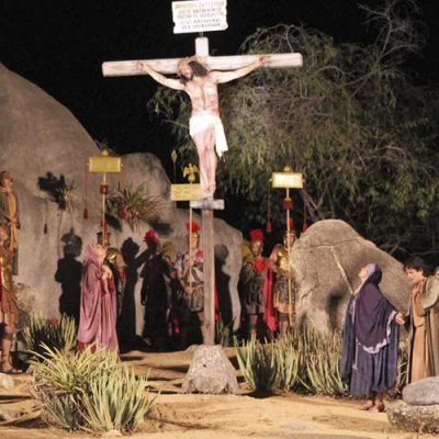 Na cena da crucificação de Jesus, a emoção toma conta do público. Foto: Felipe Souto Maior