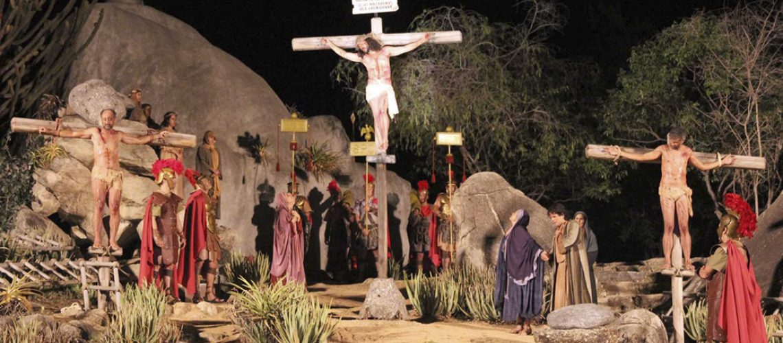 Na cena da crucificação de Jesus, a emoção toma conta do público. Foto: Felipe Souto Maior