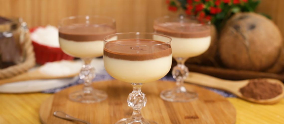 Doce gelado de coco com chocolate