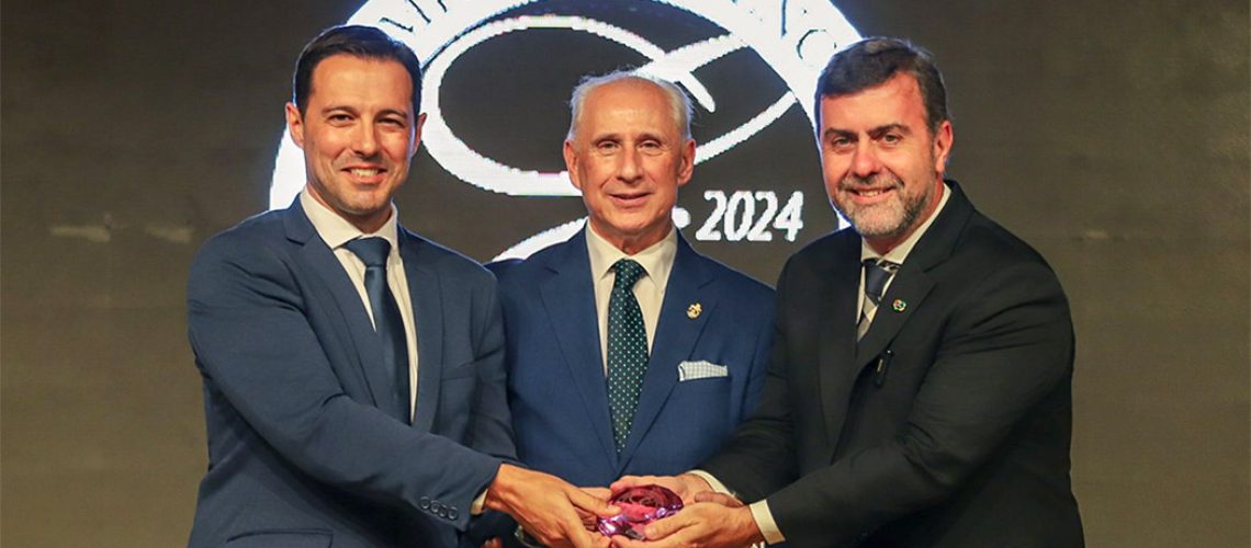 Eduardo Zorzanello, José Santiago e Marcelo Freixo na entrega da homenagem