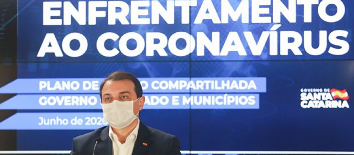 Carlos Moisés afirma que está bem e teve sintomas como tosse, dor de garganta e febre baixa/Foto: Julio Cavalheiro/Secom