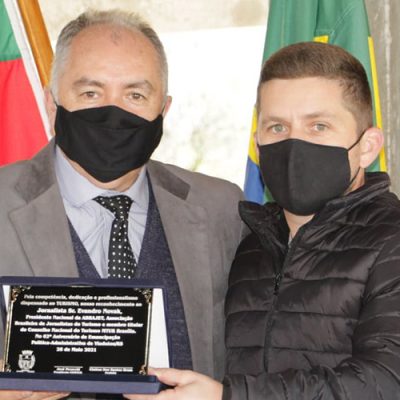 Jornalista Evandro Novak recebe a homenagem das mãos do Vice-prefeito Giovan André Sperotto
