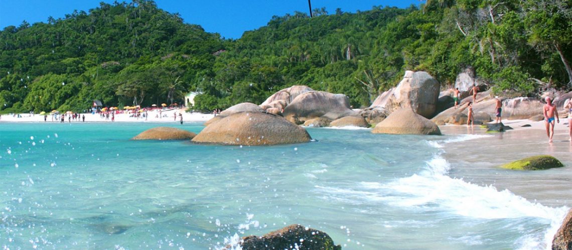 A Ilha do Campeche é conhecida como “Caribe” de Floripa pela combinação entre o verde da Mata Atlântica intocada, o azul-transparente das águas e as areias finas e claras