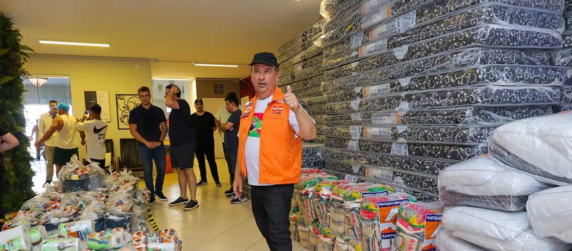 Jorginho Mello entrega ajuda humanitária em Balneário Camboriú e Tijucas