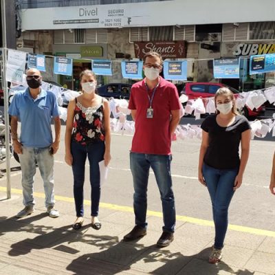 A estrutura similar a um varal, que disponibiliza máscaras de proteção facial de tecido gratuitamente para população, foi montada em frente à prefeitura
