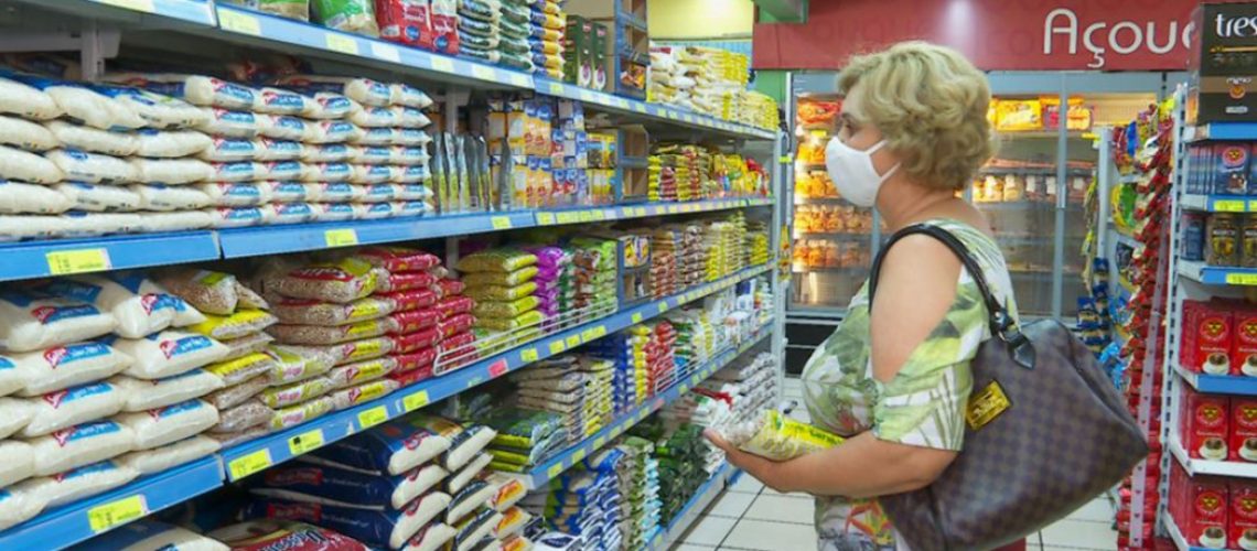 Os alimentos que compõe a cesta básica como óleo de soja, feijão e arroz tiveram aumento de preço nos últimos meses/Foto: Internet
