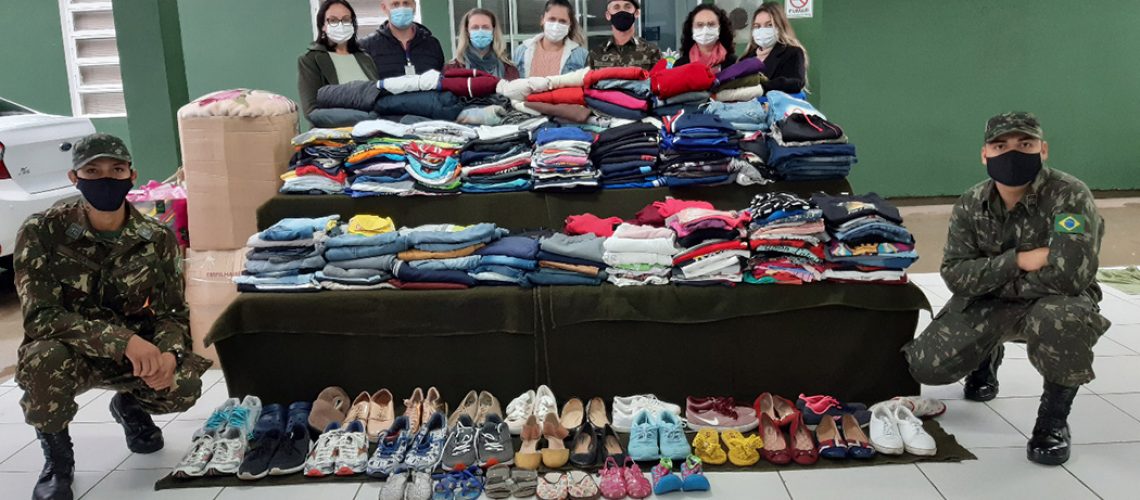 Foram arrecadadas mais de 1.400 peças de roupas e calçados