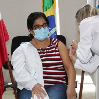 A servidora pública Ieda Maria Ambrosio, que atua há 14 anos no setor de Imunização da Secretaria de Saúde do município foi a primeira  joaçabense a receber a vacina