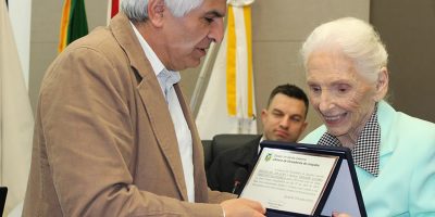 A professora e esposa do já falecido ex-prefeito Albino Biaggio Sganzerla leu todo o texto da placa que recebeu sem o uso de óculos/Foto: Assessoria de Imprensa