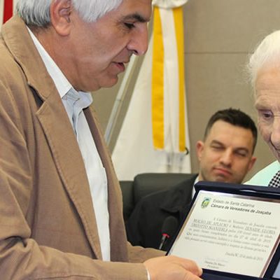 A professora e esposa do já falecido ex-prefeito Albino Biaggio Sganzerla leu todo o texto da placa que recebeu sem o uso de óculos/Foto: Assessoria de Imprensa