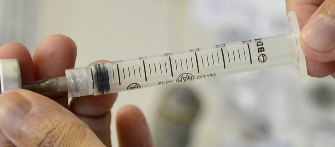 A população a vacina contra o sarampo