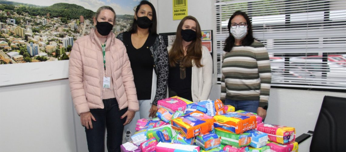 Secretaria de Assistência Social de Joaçaba recebeu a doação de 100 pacotes de absorventes
