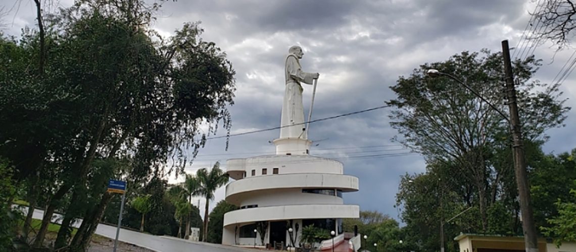 A estrutura da estátua não foi danificada/Foto:  Marcelo Santos