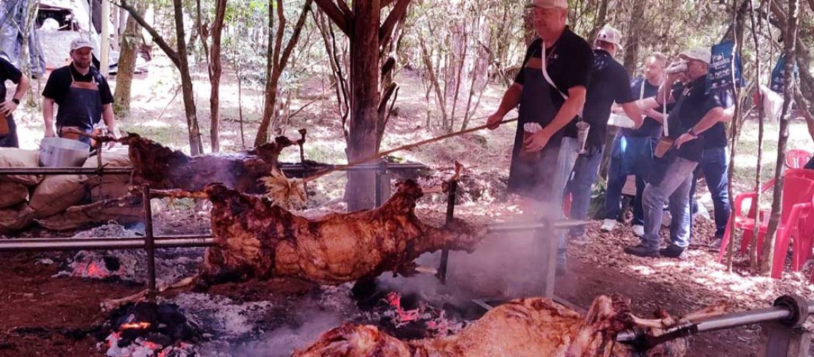 Michuim - tradicional cordeiro assado no fogo de chão, regado por muitos temperos/Foto: Evandro Novak-TV Bom Dia SC