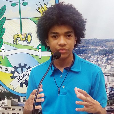 Nícolas Reis, jovem escritor usa a tribuna da Câmara de Vereadores de Joaçaba a convite do Vereador Rodrigo Pedrini