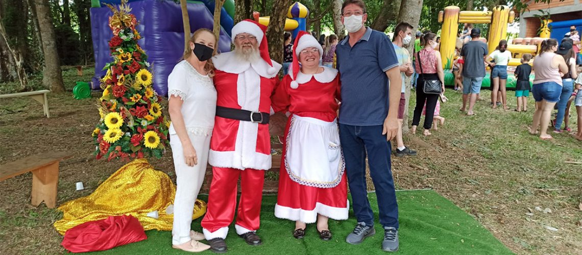 O evento foi ao ar livre, contando com a presença do Papai e Mamãe Noel