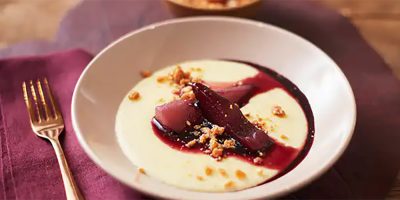 Polenta doce com peras ao vinho