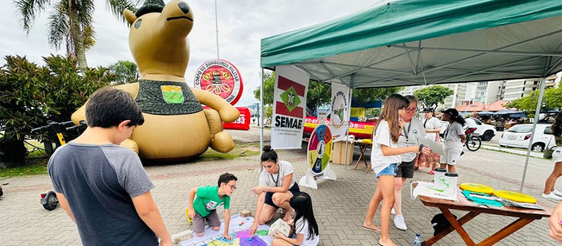 Ação do Estado para combater lixo nos oceanos chega à praia do centro de Garopaba