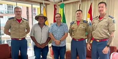 Prefeito e vice-prefeito de Herval d’ Oeste visitam a 2ª Companhia dos Bombeiros Militar