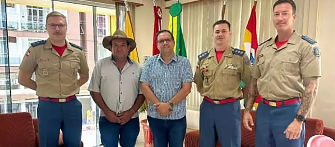 Prefeito e vice-prefeito de Herval d’ Oeste visitam a 2ª Companhia dos Bombeiros Militar