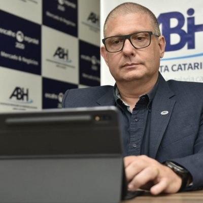 Rui Schürmann toma posse para seu segundo mandato à frente da ABIH-SC