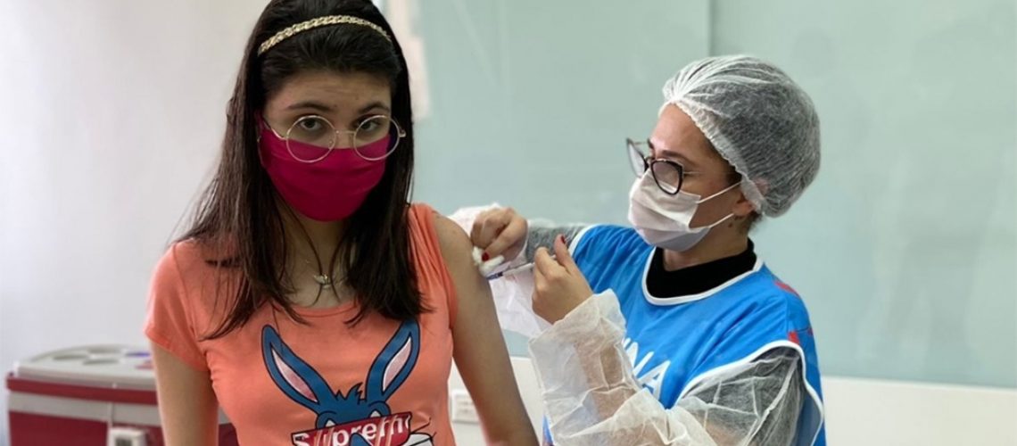A melhora do cenário epidemiológico no Brasil não justifica interrupção da vacinação em adolescentes/Foto: Internet