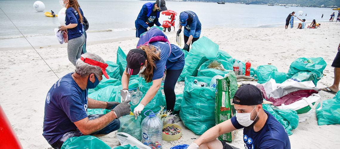 Cerca de 100 voluntários participaram da 27ª etapa do projeto Limpeza dos Mares