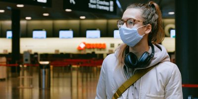 Entram em vigor as novas regras que aumentam o rigor no uso de máscaras em aeroportos e a bordo de aviões/Foto: Internet