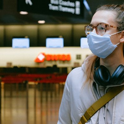 Entram em vigor as novas regras que aumentam o rigor no uso de máscaras em aeroportos e a bordo de aviões/Foto: Internet