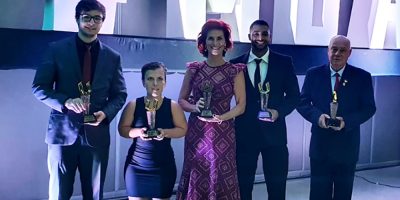 Acadêmico de Educação Física  da UNOESC, recebe o troféu Melhores do ano na modalidade Tênis de Mesa