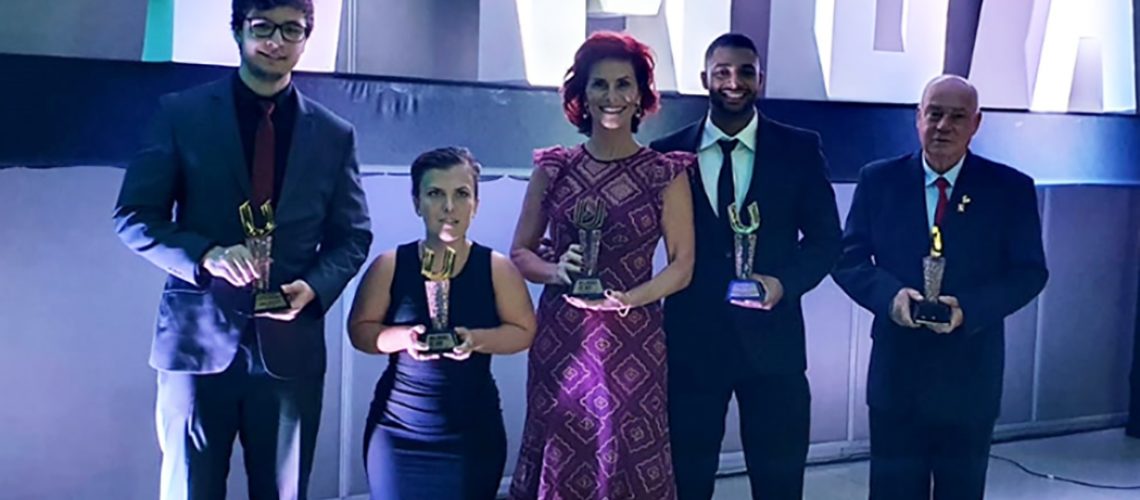 Acadêmico de Educação Física  da UNOESC, recebe o troféu Melhores do ano na modalidade Tênis de Mesa