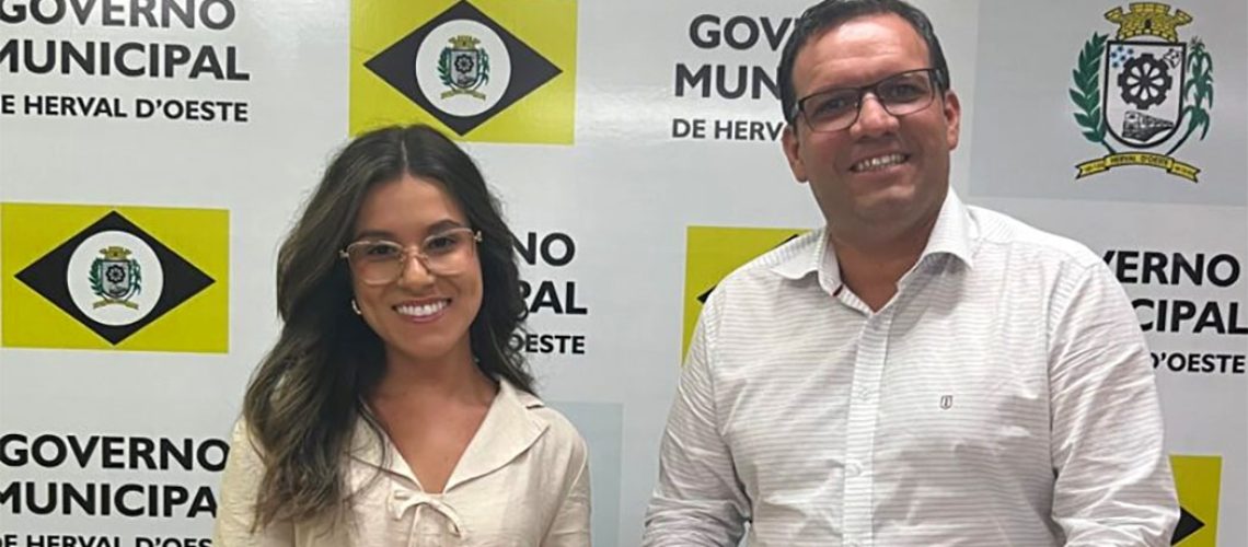 Diplomada da Unoesc Videira apresenta projeto de revitalização ao prefeito de Herval d’Oeste