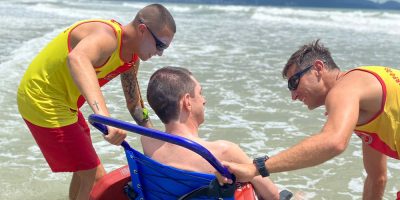 Cadeiras anfíbias garantem acessibilidade e diversão nas praias da Costa Verde & Mar (SC)