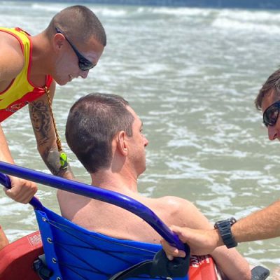 Cadeiras anfíbias garantem acessibilidade e diversão nas praias da Costa Verde & Mar (SC)
