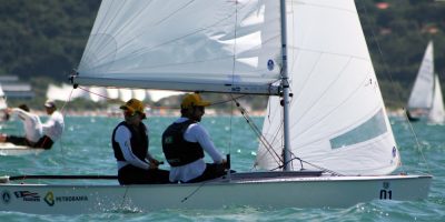 Juliana Duque e Rafael Martins (foto), da Bahia, lideram o campeonato - Fotos: Edgar Alberto/Veleiros da Ilha