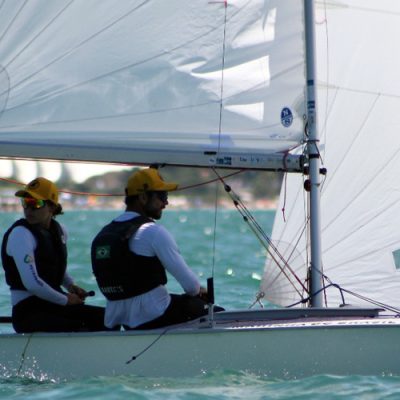 Juliana Duque e Rafael Martins (foto), da Bahia, lideram o campeonato - Fotos: Edgar Alberto/Veleiros da Ilha