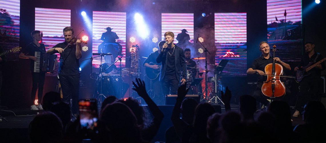 Itajaí recebe turnê gratuita de campeão do The Voice Kids e Duo Viocello