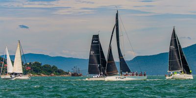 Tradicional competição de vela oceânica começou nesta quarta-feira em um dia clássico de verão em Florianópolis/Fotos: Daniel Mafra/Veleiros da Ilha