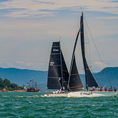 Tradicional competição de vela oceânica começou nesta quarta-feira em um dia clássico de verão em Florianópolis/Fotos: Daniel Mafra/Veleiros da Ilha