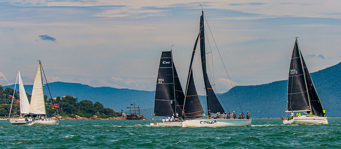 Tradicional competição de vela oceânica começou nesta quarta-feira em um dia clássico de verão em Florianópolis/Fotos: Daniel Mafra/Veleiros da Ilha